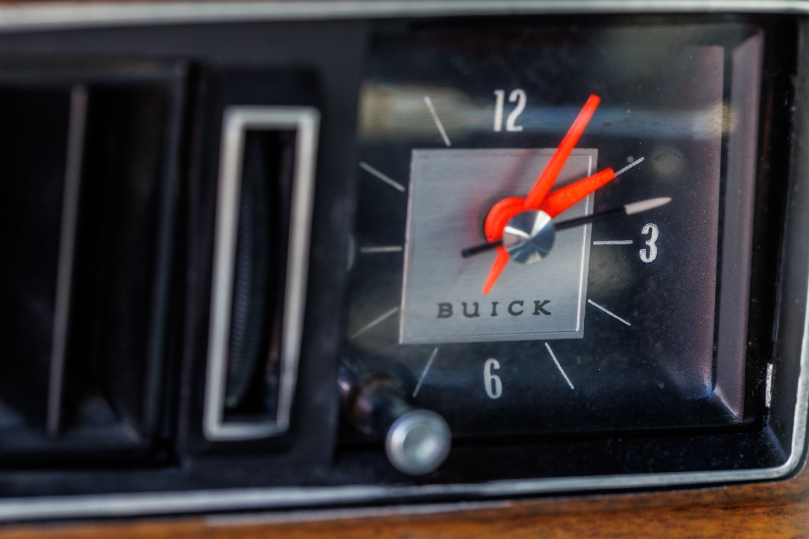 Buick-Regal-1977-Coupe-28