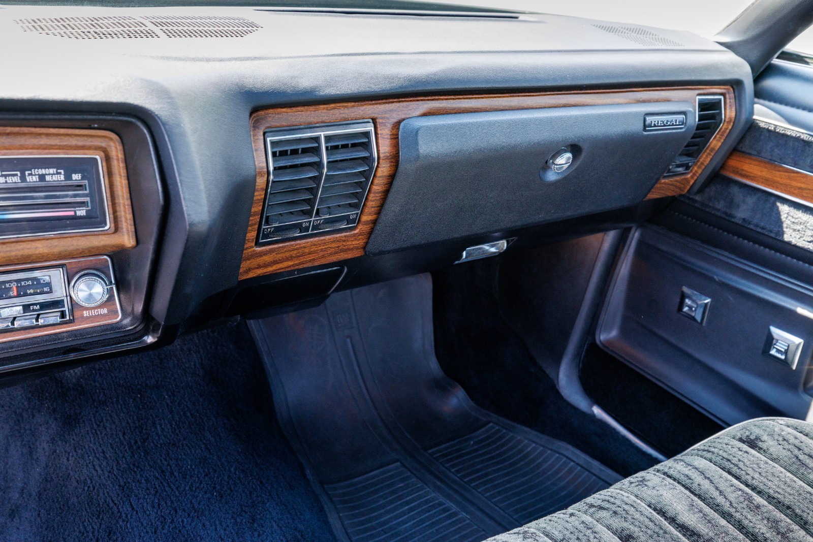 Buick-Regal-1977-Coupe-30