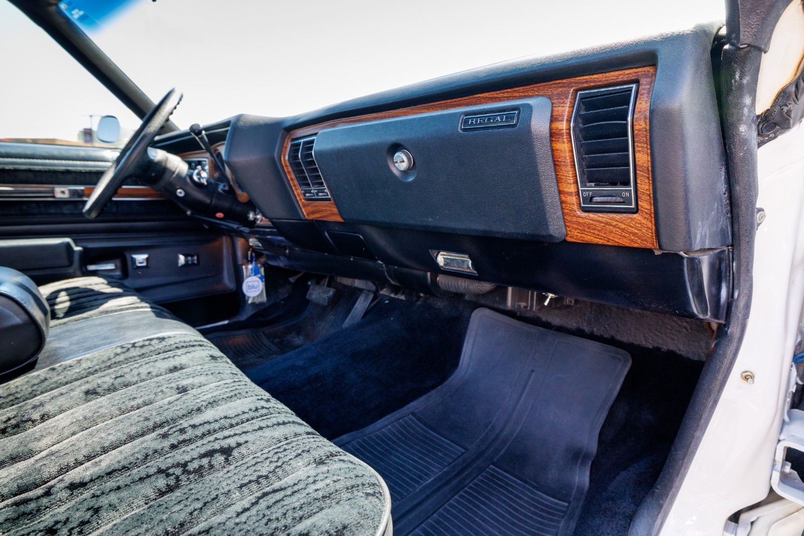 Buick-Regal-1977-Coupe-34