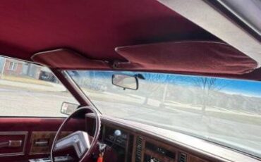 Buick-Riviera-1981-White-Red-Velour-1