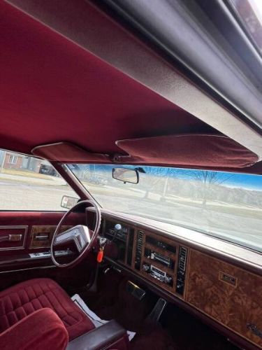 Buick-Riviera-1981-White-Red-Velour-1