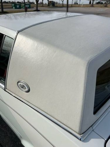Buick-Riviera-1981-White-Red-Velour-16