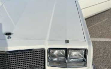 Buick-Riviera-1981-White-Red-Velour-18