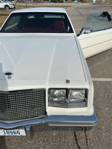 Buick-Riviera-1981-White-Red-Velour-18
