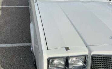 Buick-Riviera-1981-White-Red-Velour-19