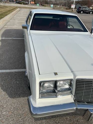 Buick-Riviera-1981-White-Red-Velour-19