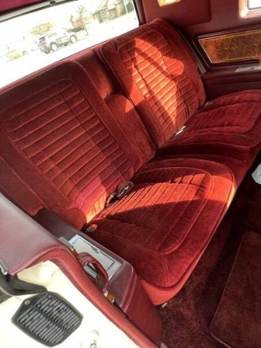 Buick-Riviera-1981-White-Red-Velour-2