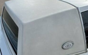 Buick-Riviera-1981-White-Red-Velour-20