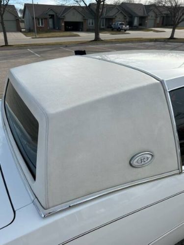 Buick-Riviera-1981-White-Red-Velour-20