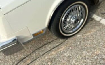 Buick-Riviera-1981-White-Red-Velour-21