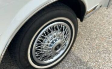 Buick-Riviera-1981-White-Red-Velour-22