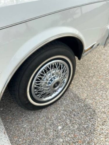 Buick-Riviera-1981-White-Red-Velour-22