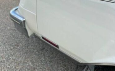 Buick-Riviera-1981-White-Red-Velour-23