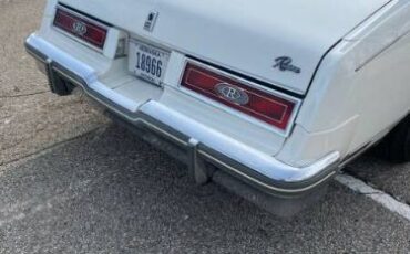 Buick-Riviera-1981-White-Red-Velour-24