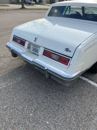 Buick-Riviera-1981-White-Red-Velour-24