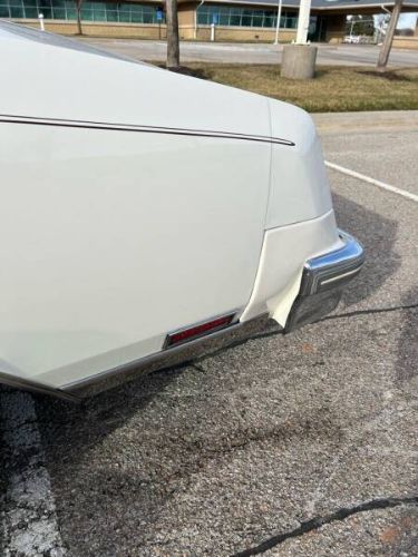 Buick-Riviera-1981-White-Red-Velour-25