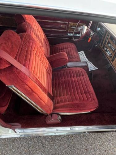 Buick-Riviera-1981-White-Red-Velour-3