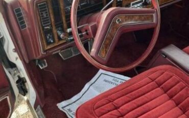 Buick-Riviera-1981-White-Red-Velour-31