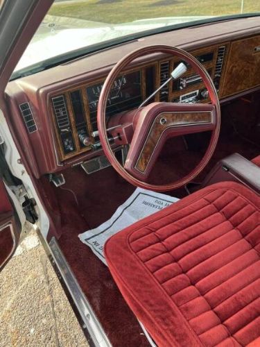 Buick-Riviera-1981-White-Red-Velour-31