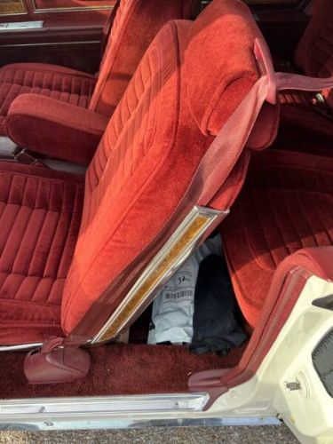 Buick-Riviera-1981-White-Red-Velour-32