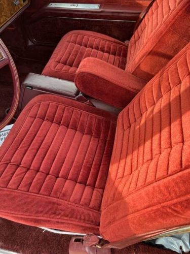 Buick-Riviera-1981-White-Red-Velour-33