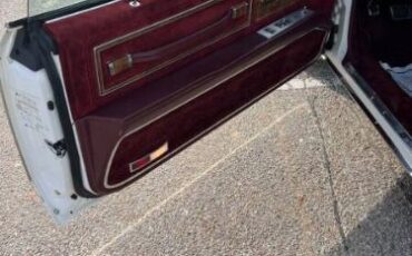 Buick-Riviera-1981-White-Red-Velour-39