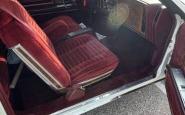 Buick-Riviera-1981-White-Red-Velour-4