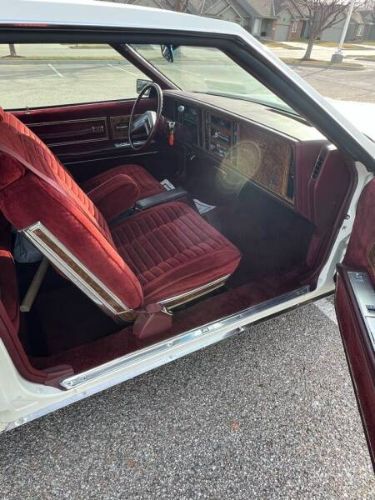 Buick-Riviera-1981-White-Red-Velour-4