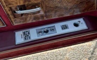 Buick-Riviera-1981-White-Red-Velour-40