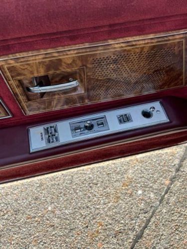 Buick-Riviera-1981-White-Red-Velour-40