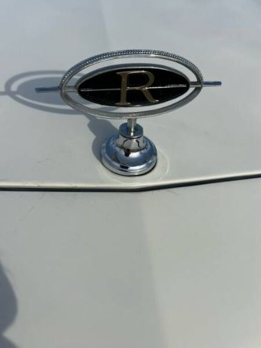 Buick-Riviera-1981-White-Red-Velour-41