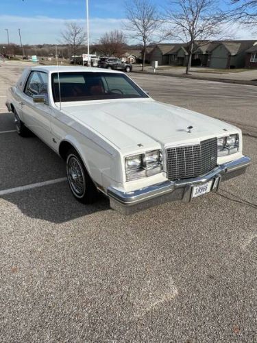 Buick-Riviera-1981-White-Red-Velour-42