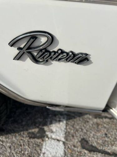 Buick-Riviera-1981-White-Red-Velour-43