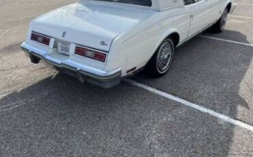 Buick-Riviera-1981-White-Red-Velour-6