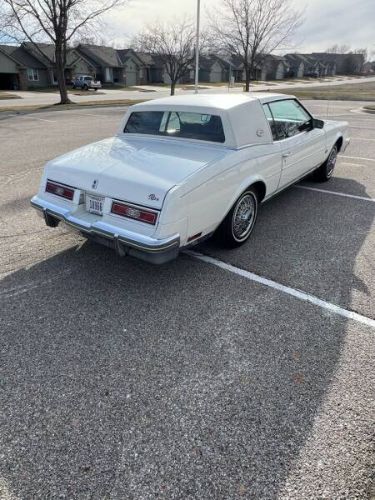 Buick-Riviera-1981-White-Red-Velour-6
