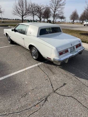 Buick-Riviera-1981-White-Red-Velour-7