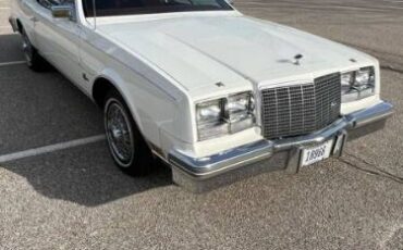 Buick-Riviera-1981-White-Red-Velour-8