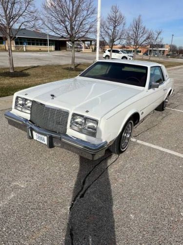 Buick-Riviera-1981-White-Red-Velour-9