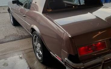 Buick-Riviera-1983-1