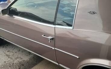 Buick-Riviera-1983-8