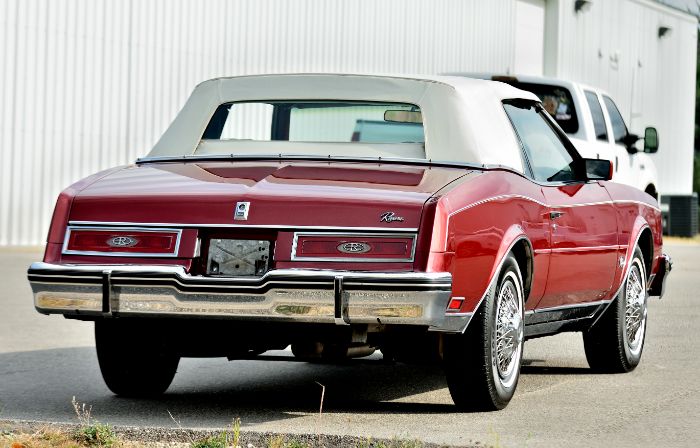 Buick-Riviera-1983-Red-Red-1
