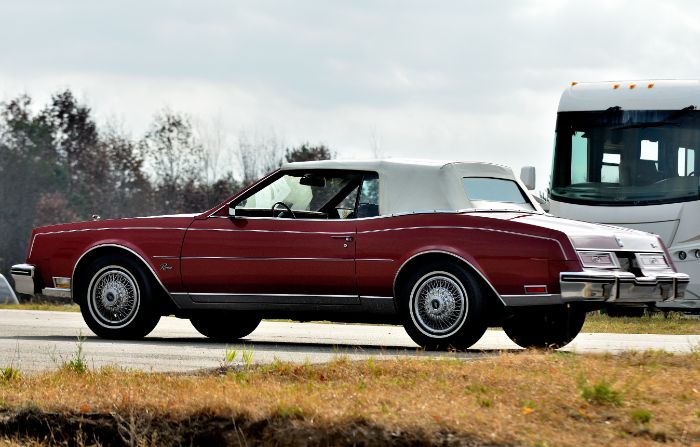 Buick-Riviera-1983-Red-Red-10