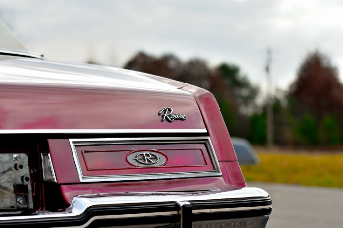 Buick-Riviera-1983-Red-Red-23
