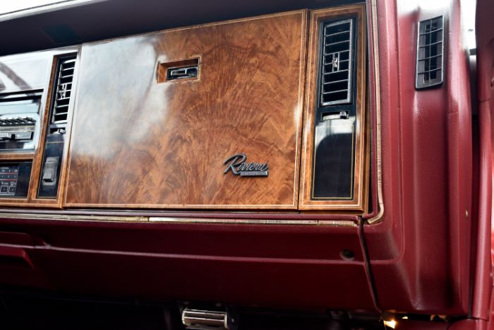 Buick-Riviera-1983-Red-Red-26