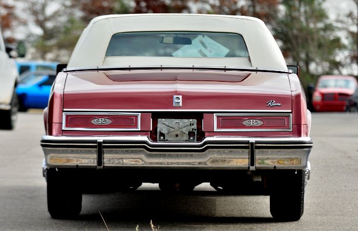 Buick-Riviera-1983-Red-Red-3