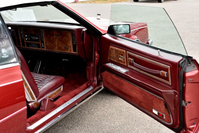 Buick-Riviera-1983-Red-Red-34