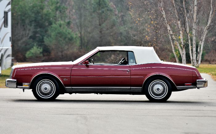 Buick-Riviera-1983-Red-Red-8