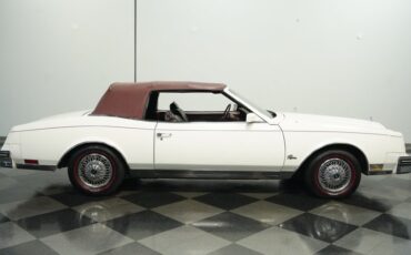 Buick-Riviera-1983-White-Burgundy-10