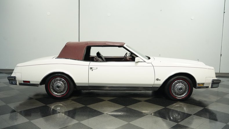 Buick-Riviera-1983-White-Burgundy-10