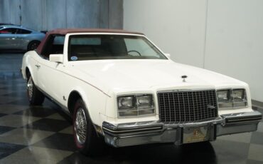 Buick-Riviera-1983-White-Burgundy-13